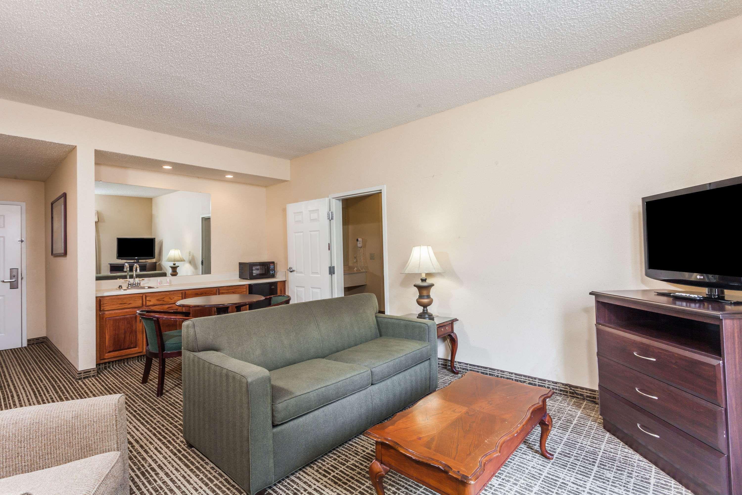 Baymont By Wyndham Columbia Maury Hotel Bagian luar foto