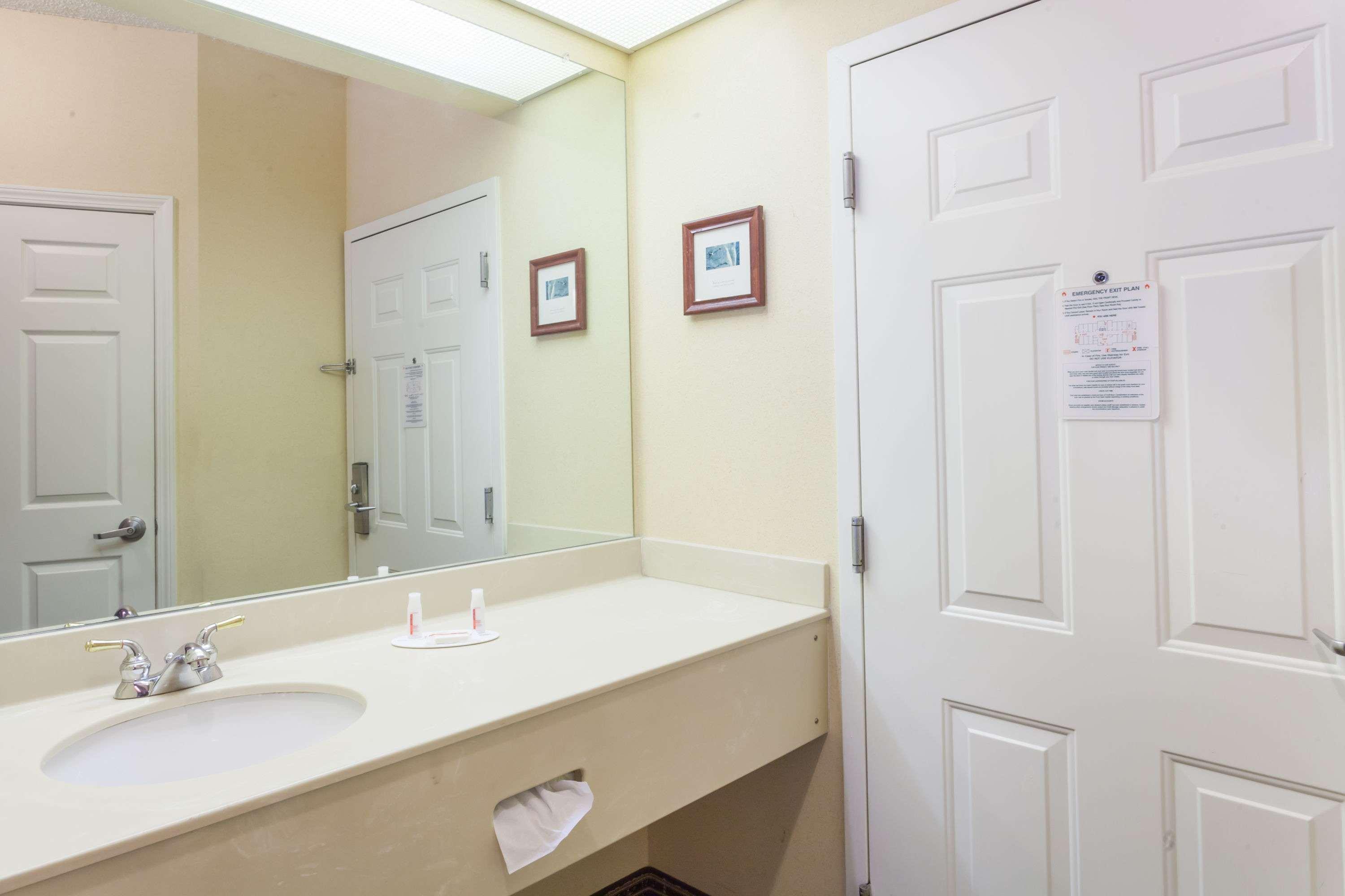 Baymont By Wyndham Columbia Maury Hotel Bagian luar foto